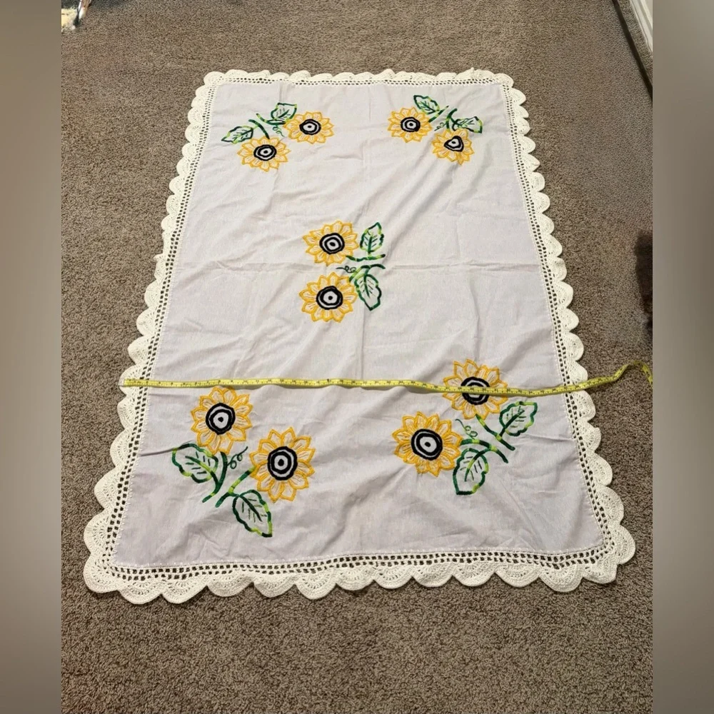 Sunflower Embroidered Crochet-Edge Tablecloth - Yellow & Green